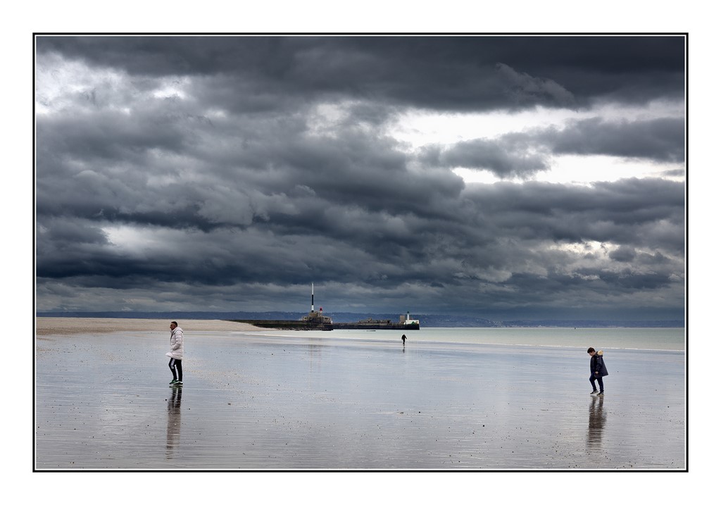 3 Âmes Perdues Sur Le Sable